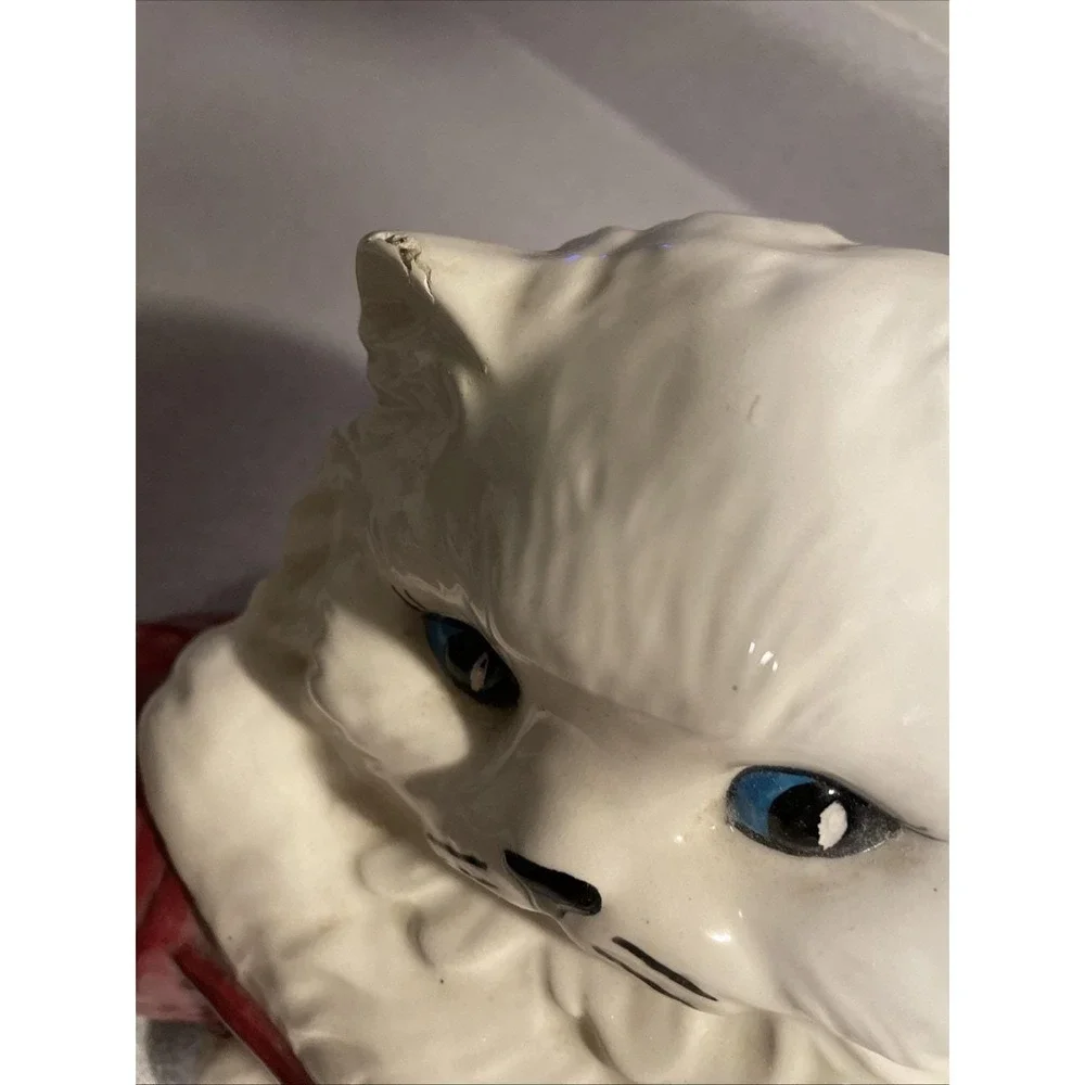 Large Vintage White Ceramic Persian Kitten Kitty Cat Playing w/ Red Yarn Figure